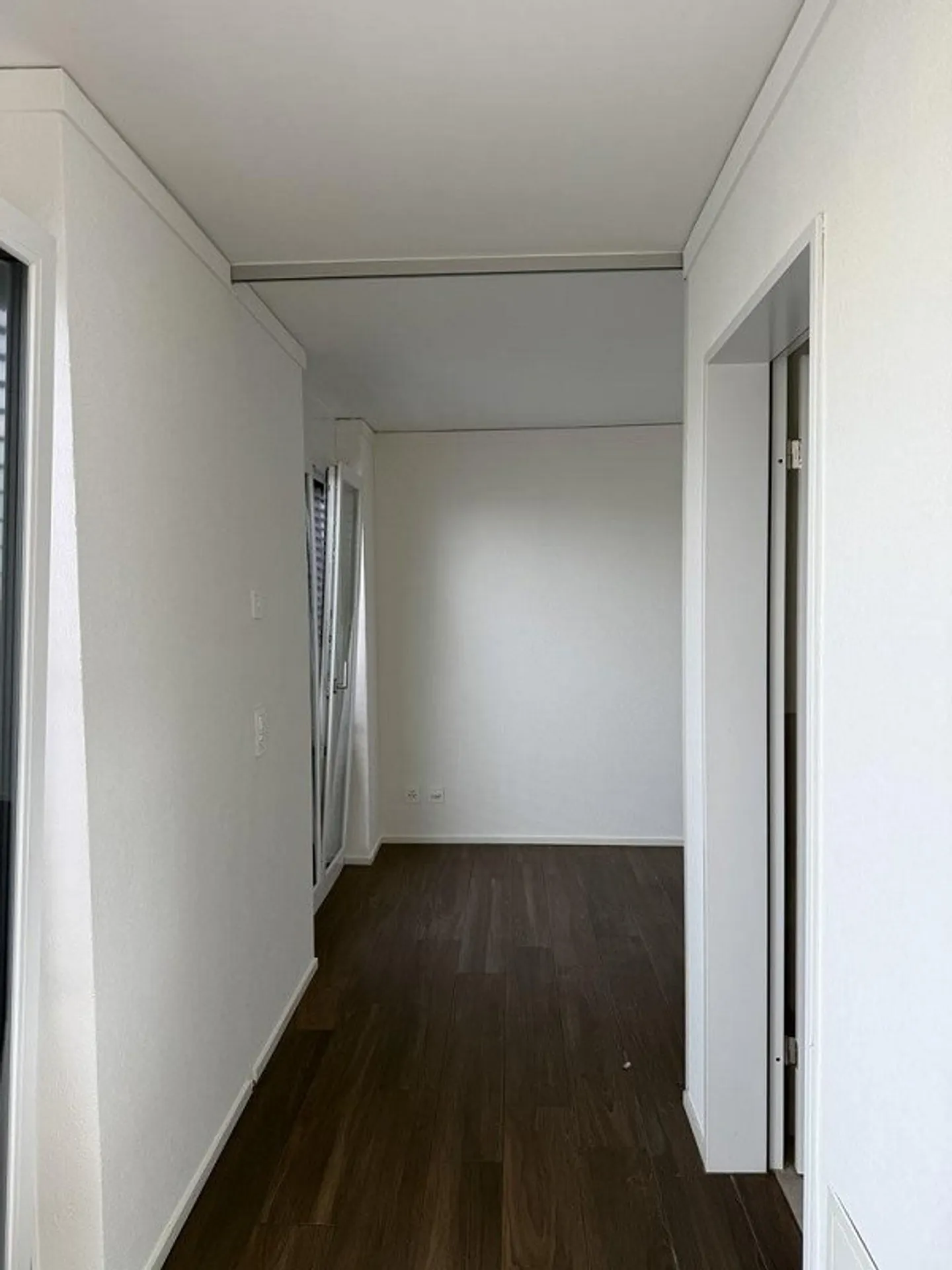 Apartment seeks singles - Photo 7 of 8