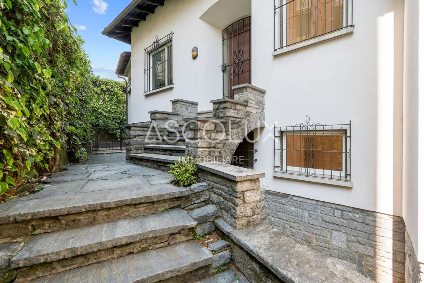 Independent villa with 6 rooms, garden and outdoor spaces - Photo 3 of 13