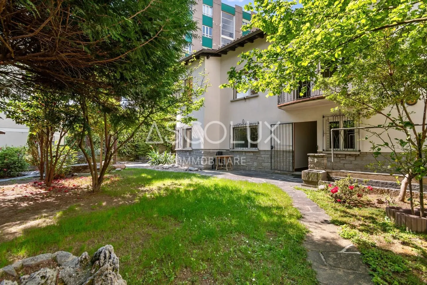 Independent villa with 6 rooms, garden and outdoor spaces - Photo 4 of 13