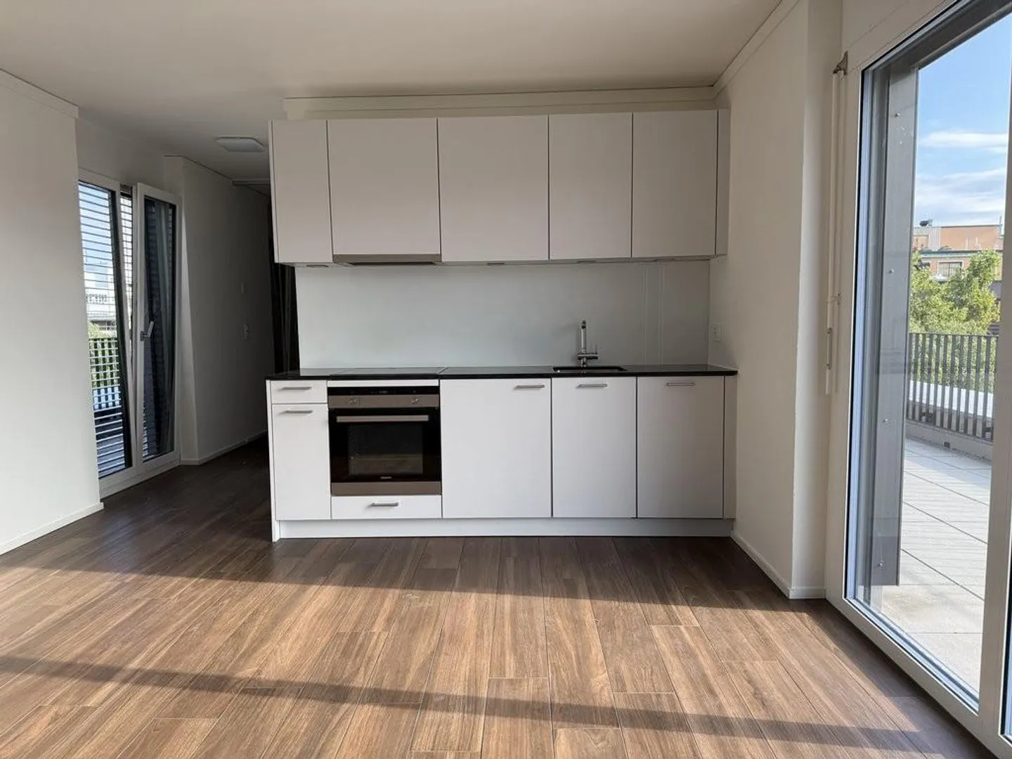 Apartment seeks singles - Photo 5 of 8
