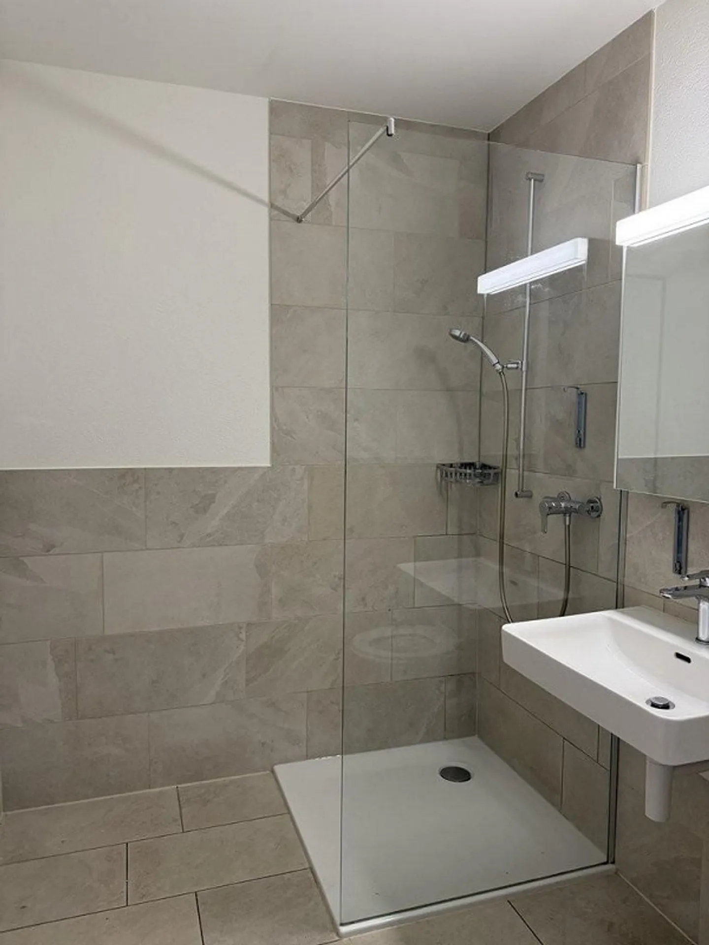 Apartment seeks singles - Photo 6 of 8