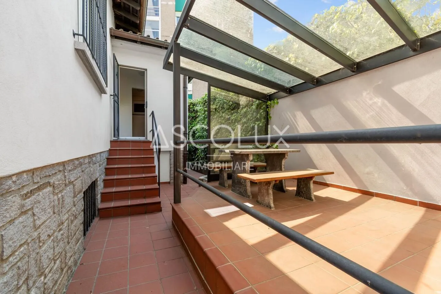 Independent villa with 6 rooms, garden and outdoor spaces - Photo 8 of 13