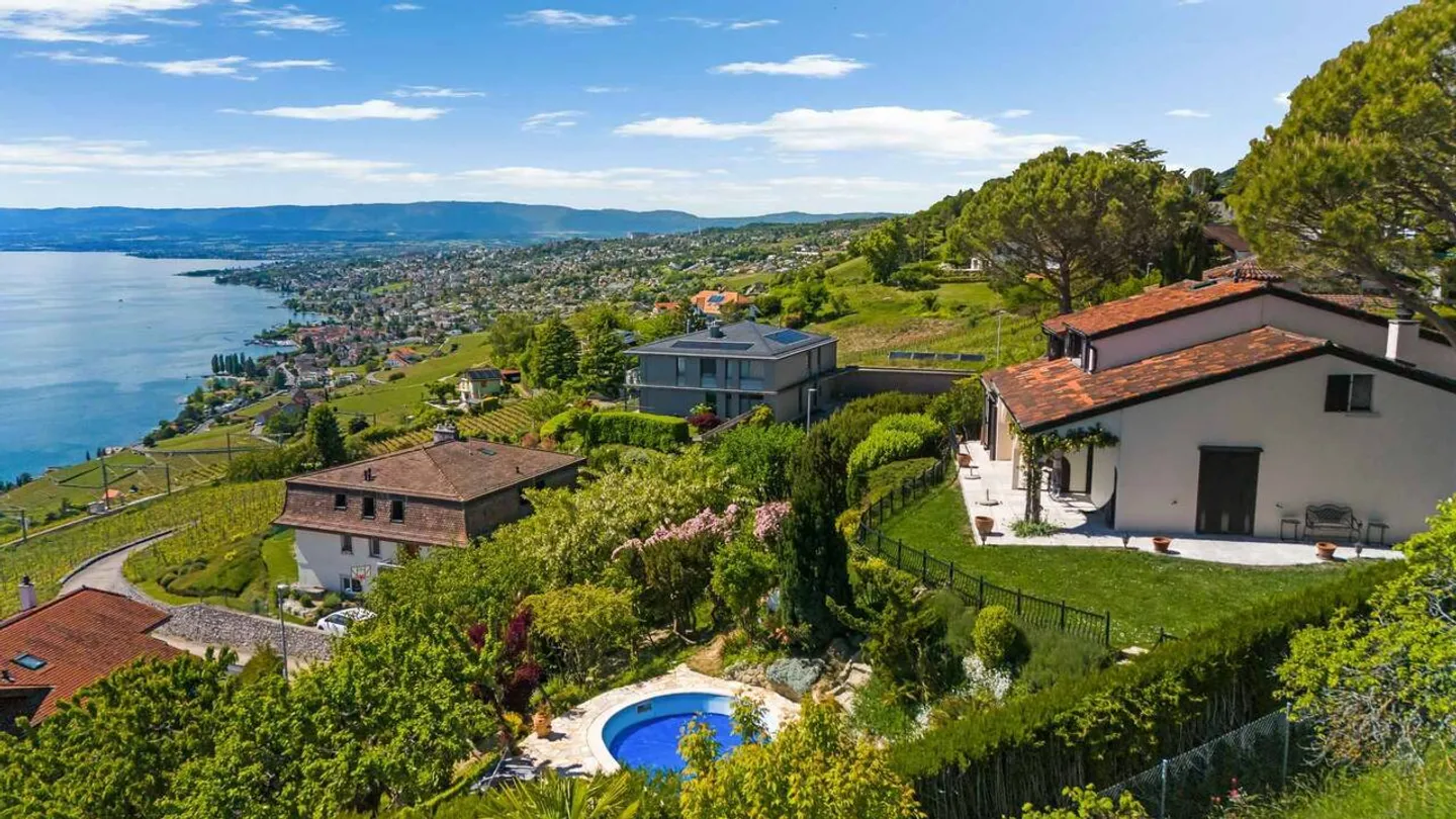 Elegante Villa mit Seeblick - Foto 1 von 13