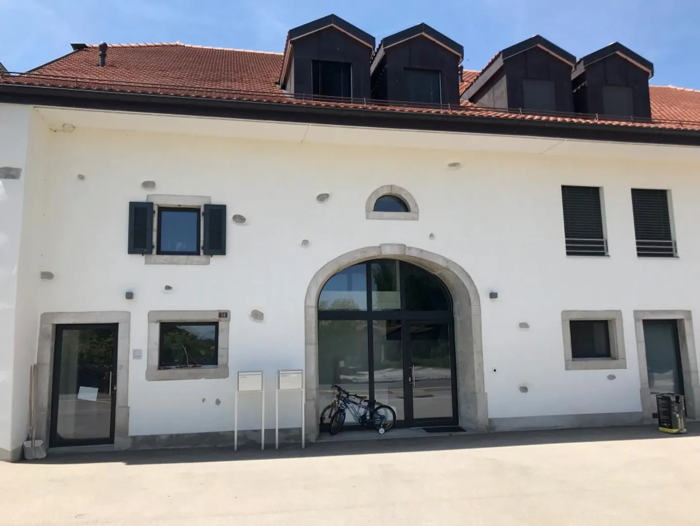 Geräumige Duplexwohnung von 220m2 in einem renovierten alten Bauernhaus in Essertines - Foto 2 von 11