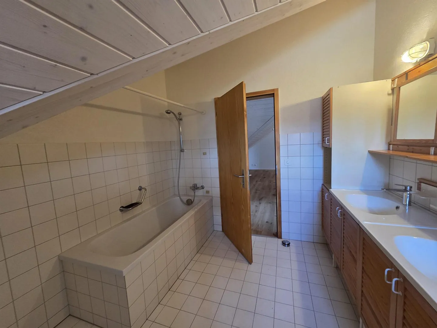 Prima occupazione: attico ristrutturato e spazioso con 3,5 locali - Foto 10 di 11