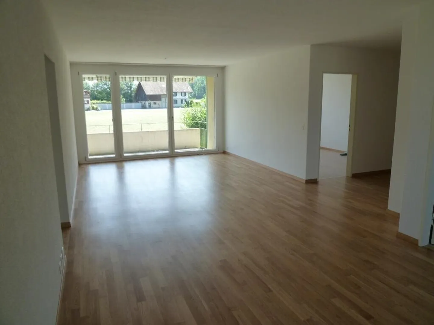 Great 4.5-room apartment on the raised ground floor for families with playground - Photo 2 of 7