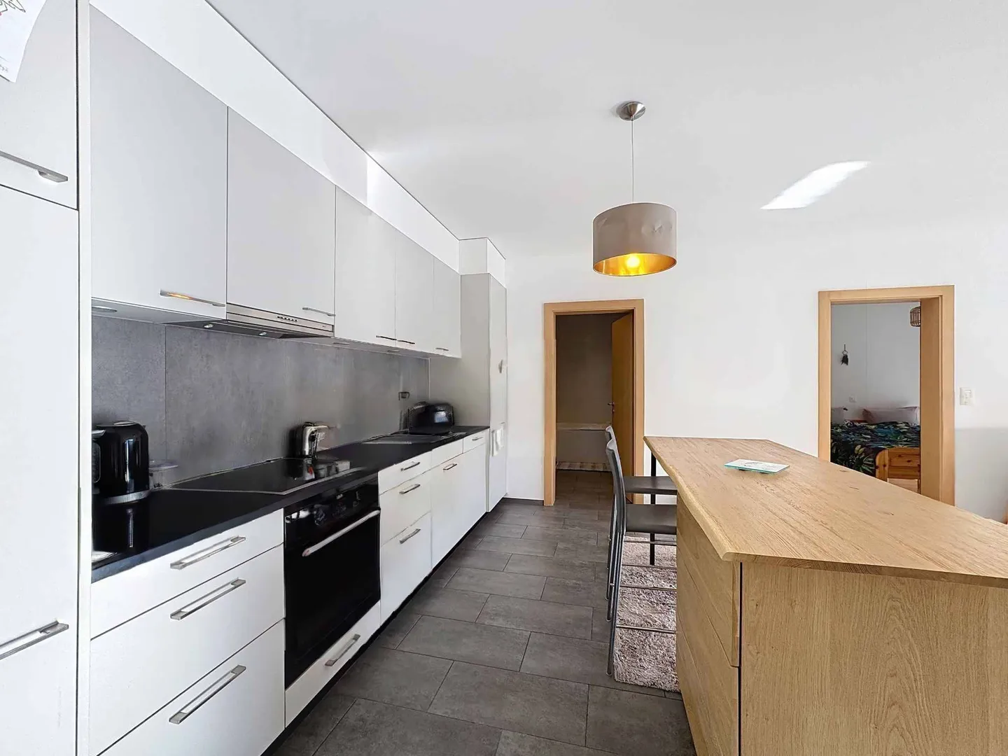 Elegant 2.5 Room Apartment - Photo 2 of 8