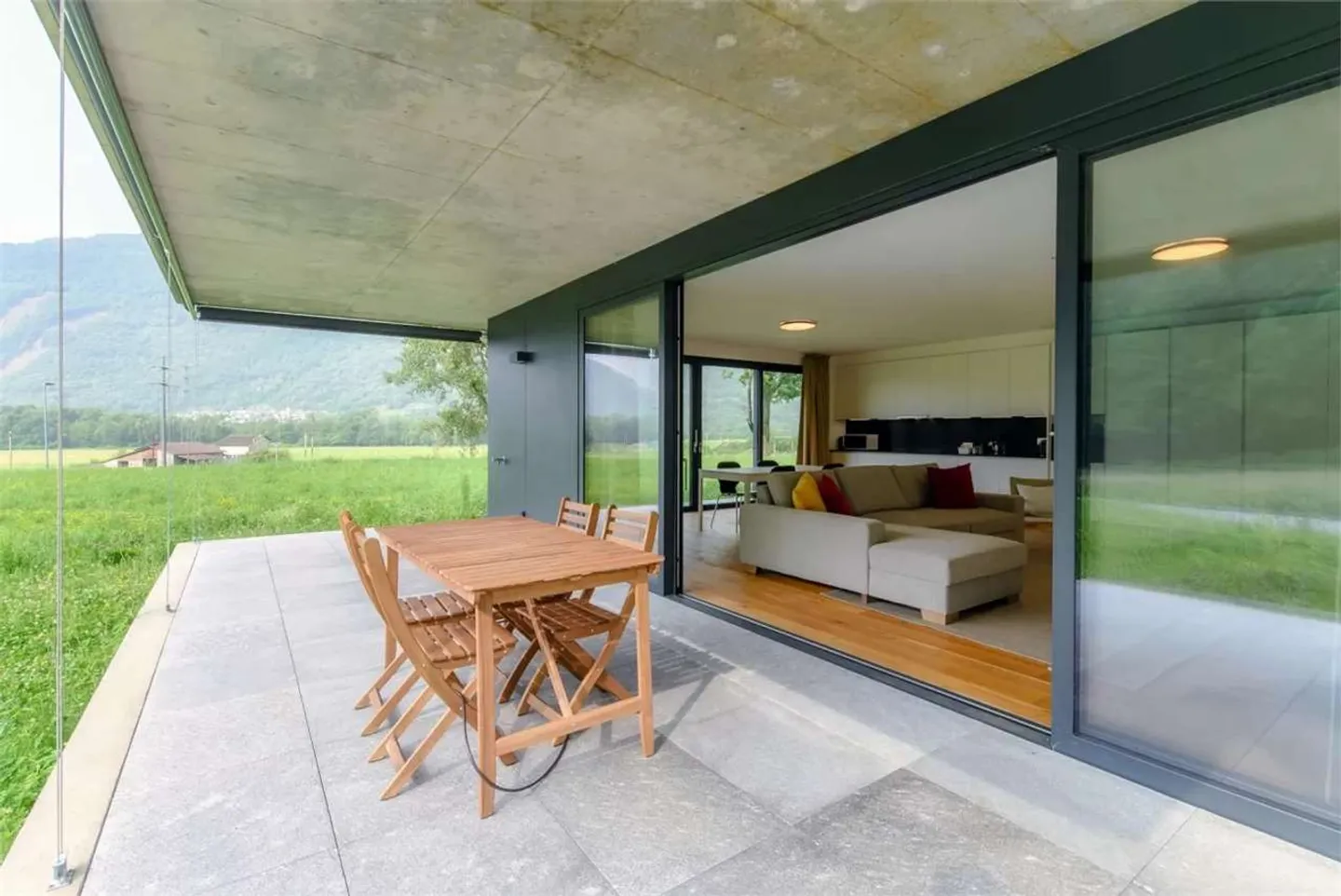 Spacious Apartment with Garden - Photo 8 of 16