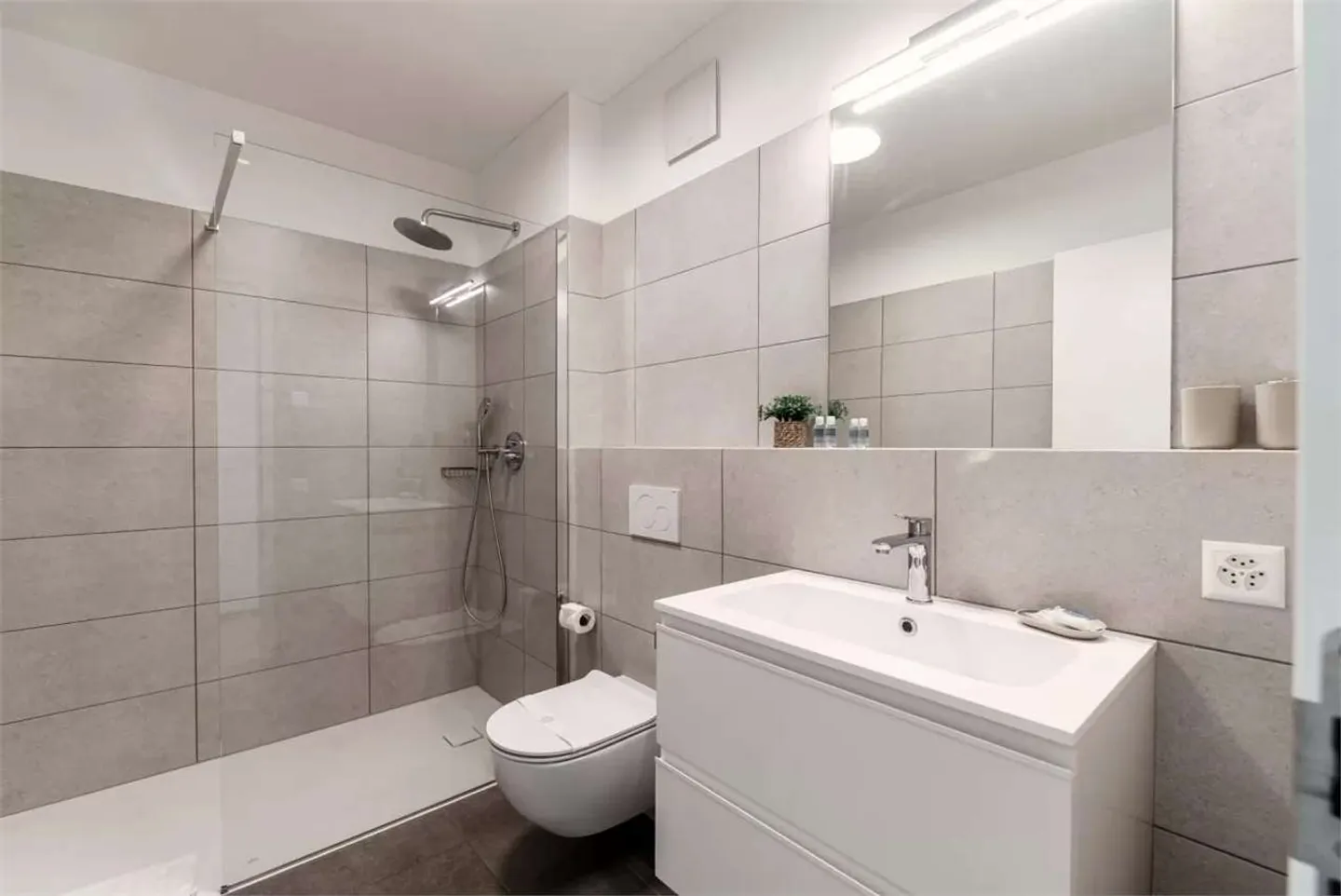 Spacious Apartment with Garden - Photo 14 of 16