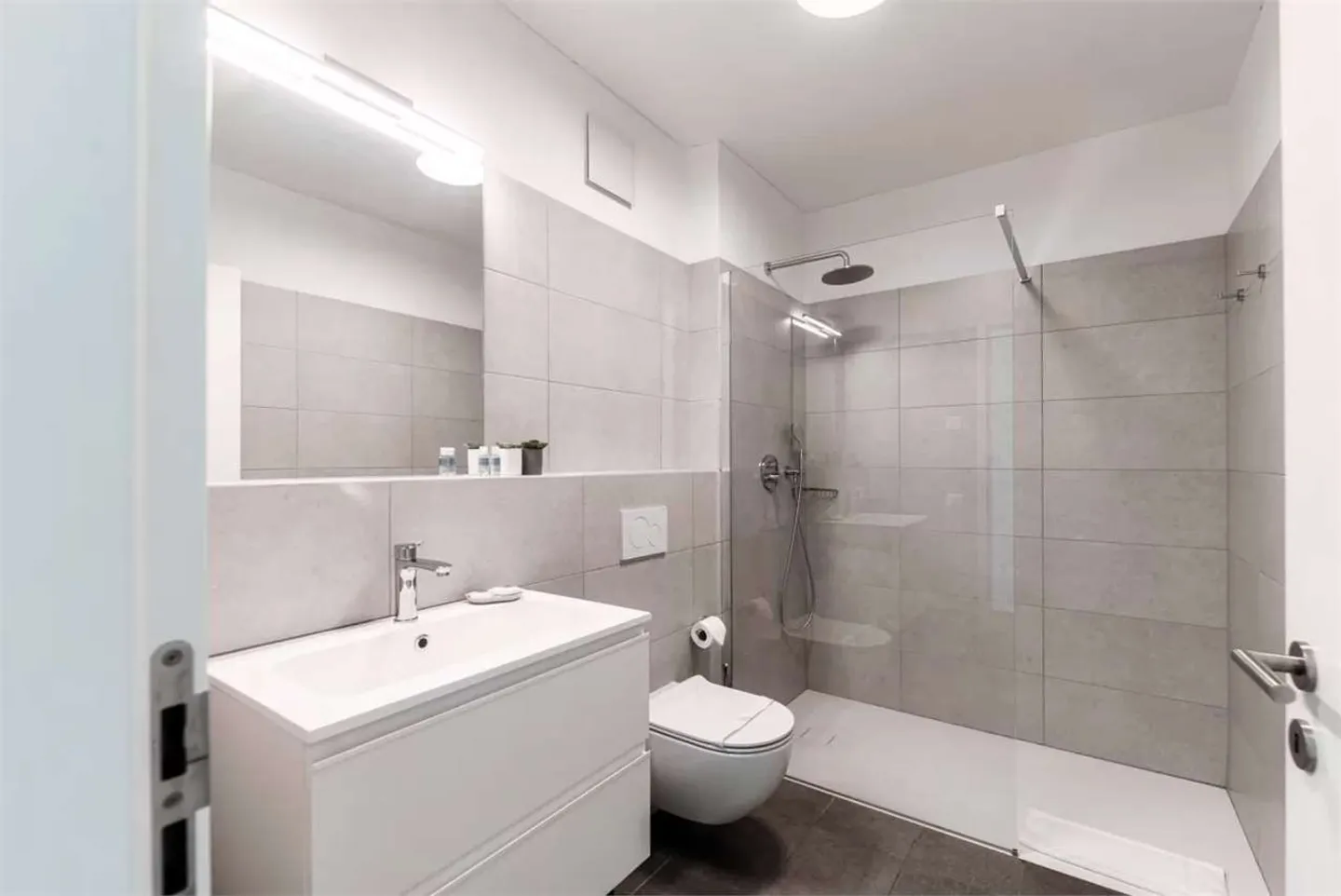 Spacious Apartment with Garden - Photo 16 of 16