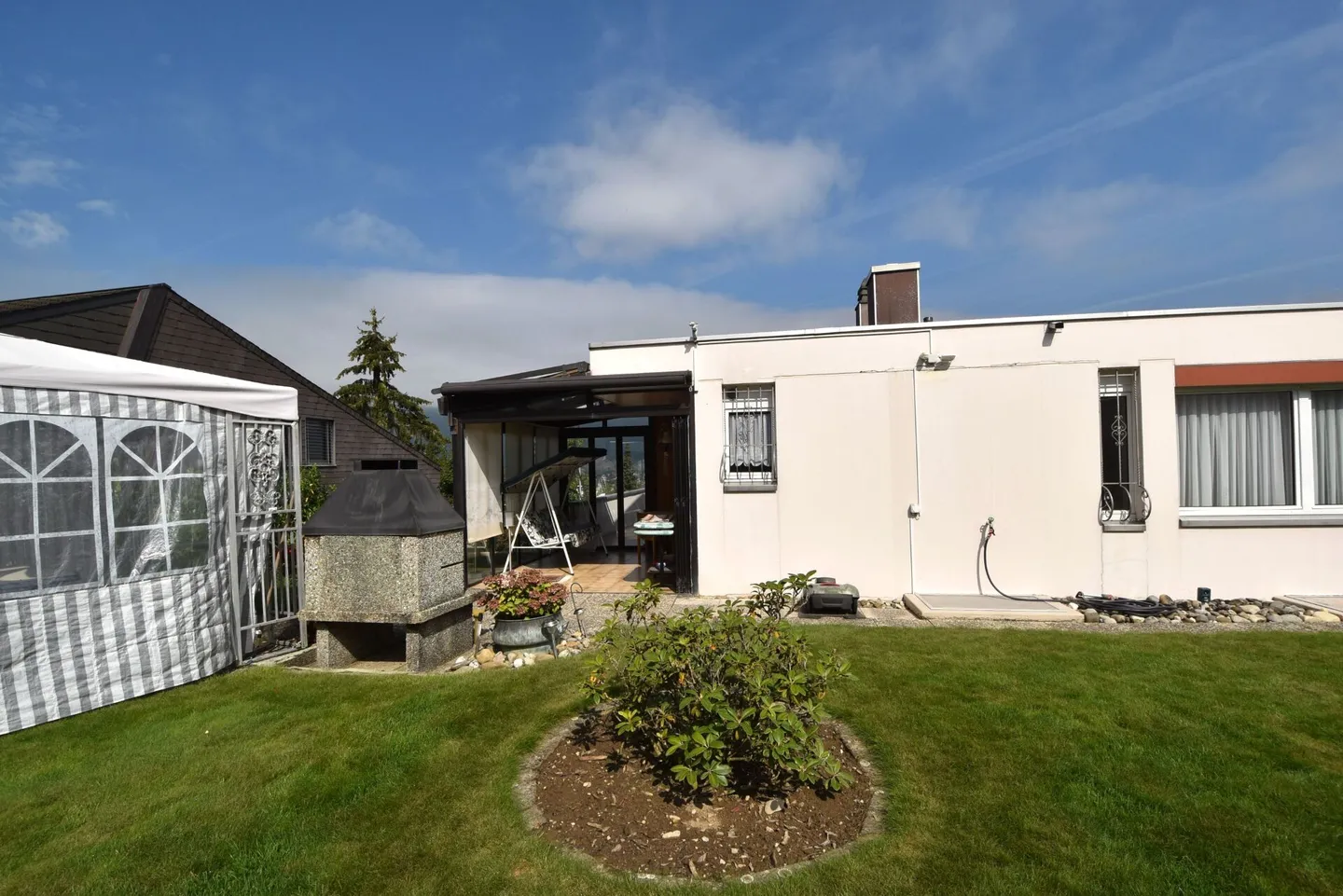 Maison individuelle de 6,5 pièces dans un très bel emplacement - Photo 3 sur 21