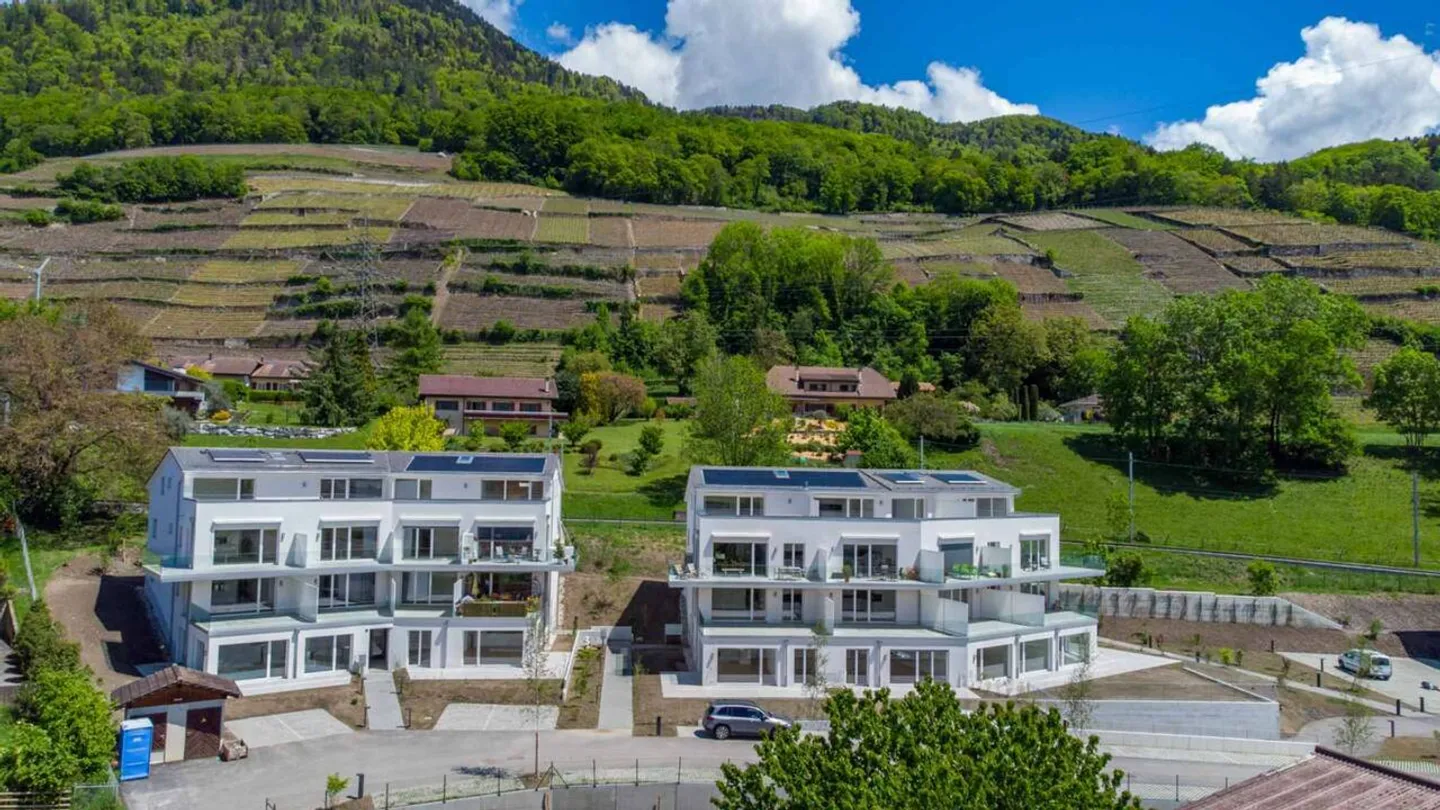 Appartement spacieux et lumineux de 2,5 pièces sous les toits - Photo 2 sur 9