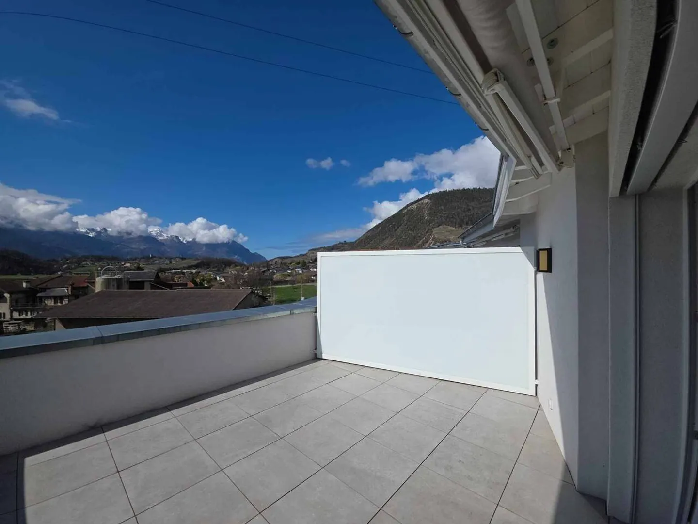 Appartement spacieux et lumineux de 2,5 pièces sous les toits - Photo 3 sur 9