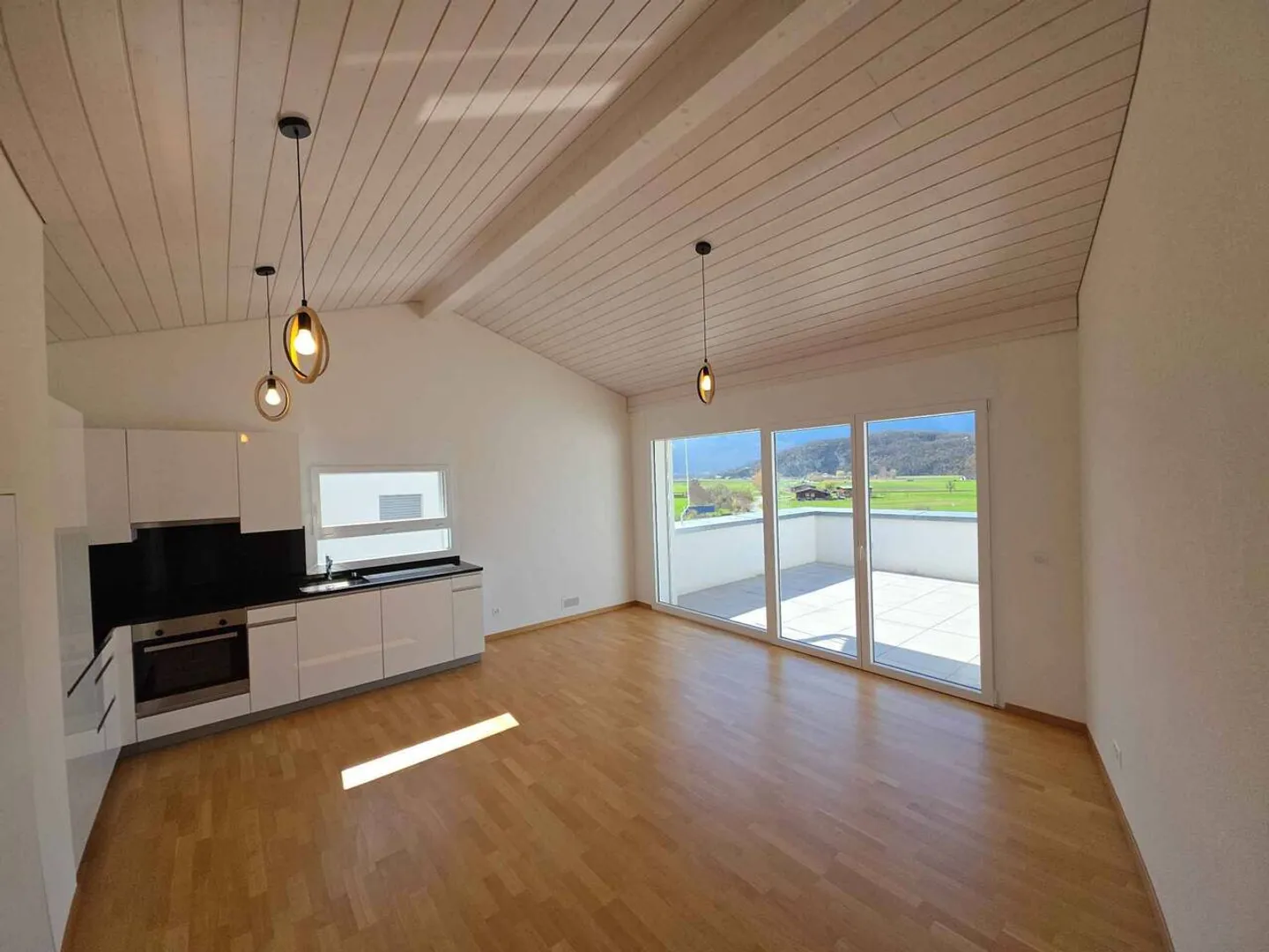 Appartement spacieux et lumineux de 2,5 pièces sous les toits - Photo 4 sur 9