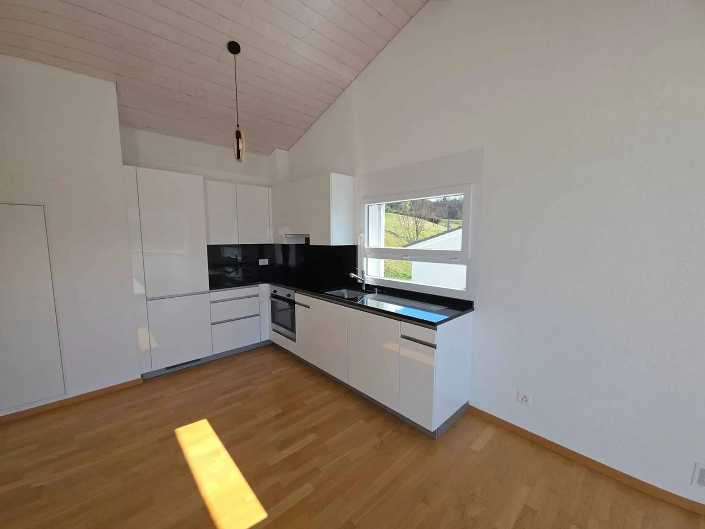 Appartement spacieux et lumineux de 2,5 pièces sous les toits - Photo 5 sur 9