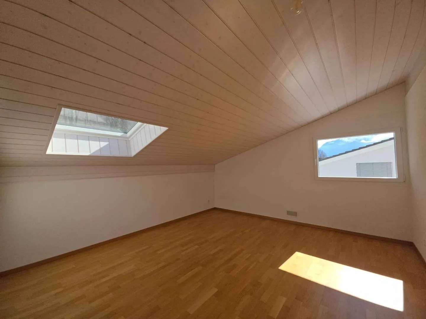 Appartement spacieux et lumineux de 2,5 pièces sous les toits - Photo 6 sur 9
