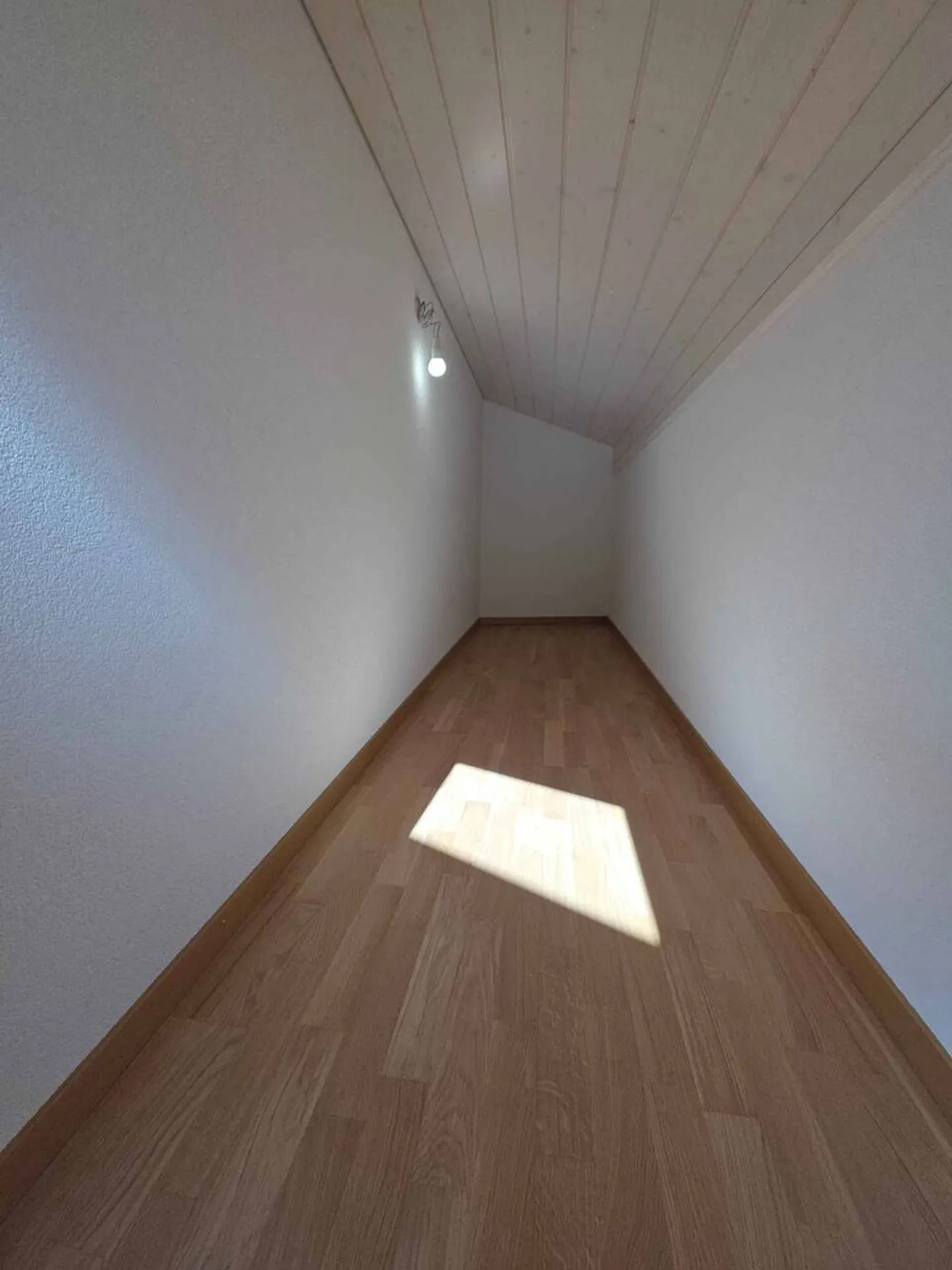 Appartement spacieux et lumineux de 2,5 pièces sous les toits - Photo 7 sur 9