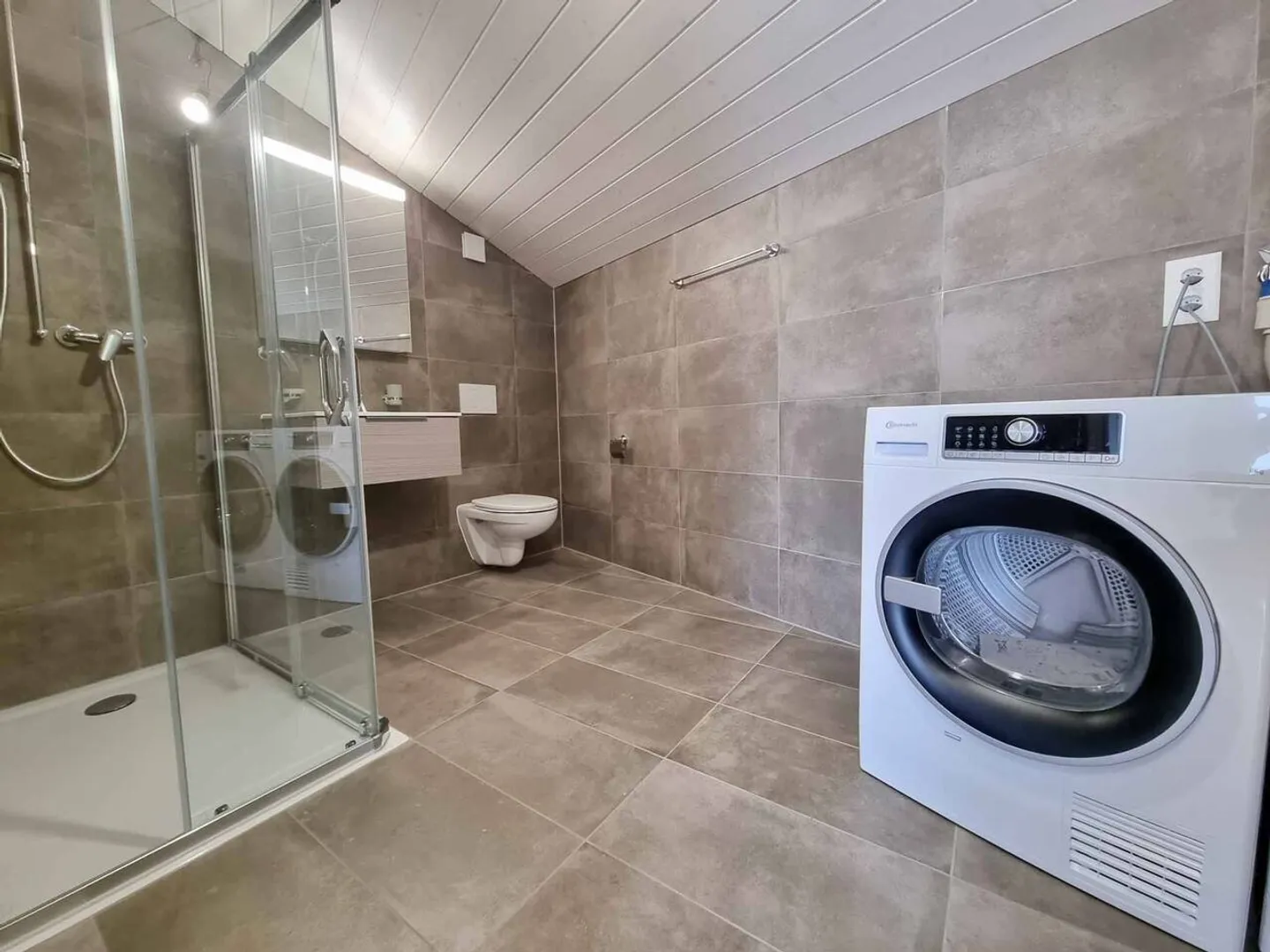 Appartement spacieux et lumineux de 2,5 pièces sous les toits - Photo 8 sur 9