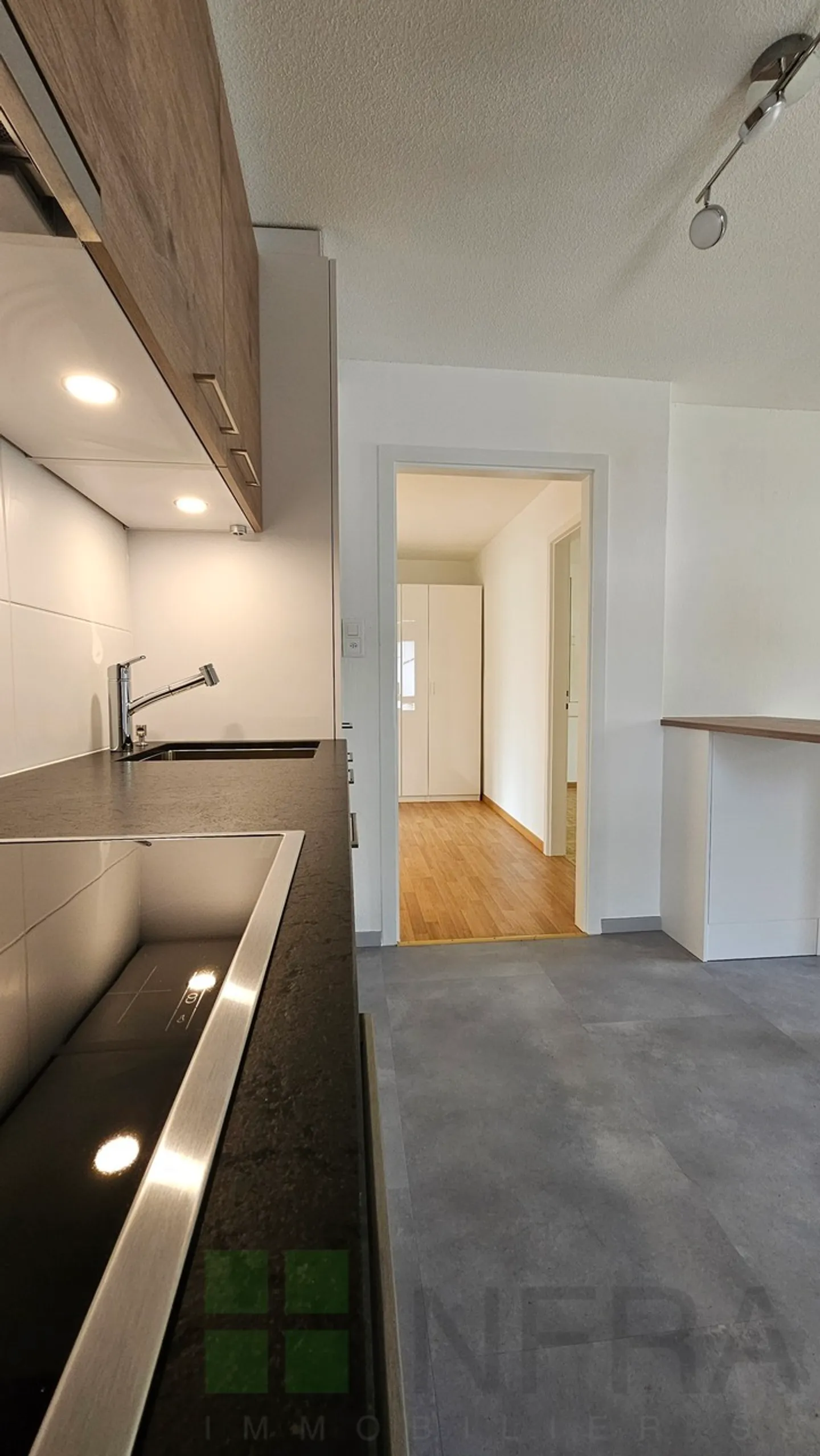 Large 2.5 room apartment with garage, private laundry room and garden! - Photo 4 of 12