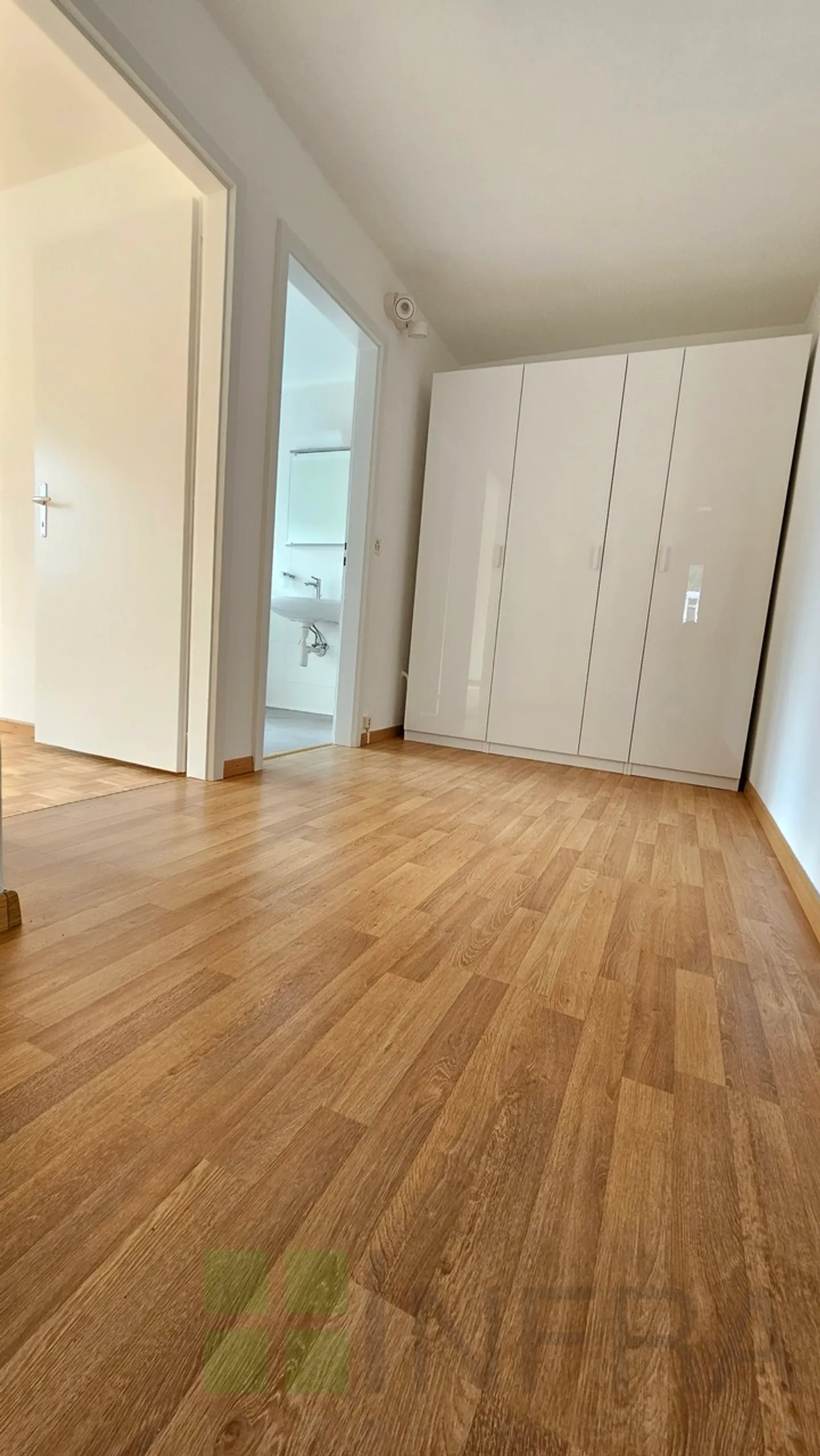 Large 2.5 room apartment with garage, private laundry room and garden! - Photo 6 of 12