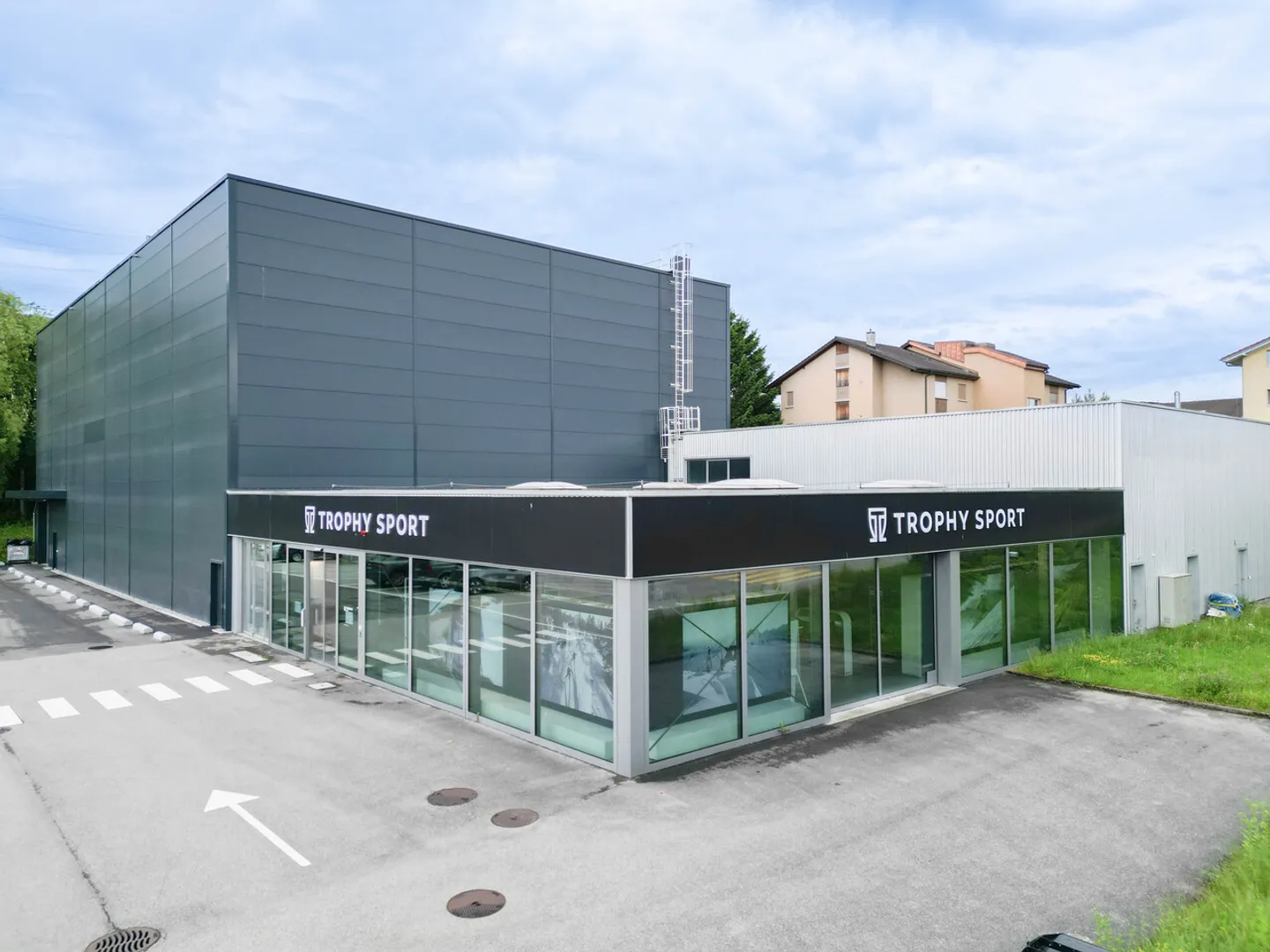 Proprietà commerciale con magazzino a scaffalatura alta - Foto 1 di 8
