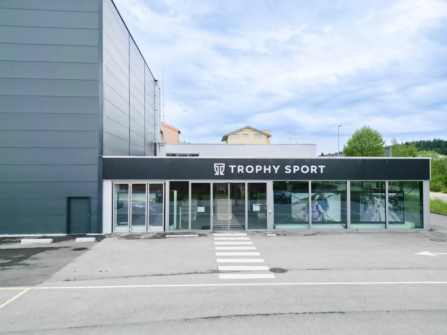 Proprietà commerciale con magazzino a scaffalatura alta - Foto 2 di 8