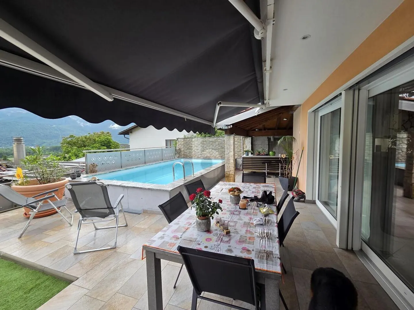HELL, GERÄUMIG MIT POOL UND 4 PARKPLÄTZEN - Foto 1 von 6
