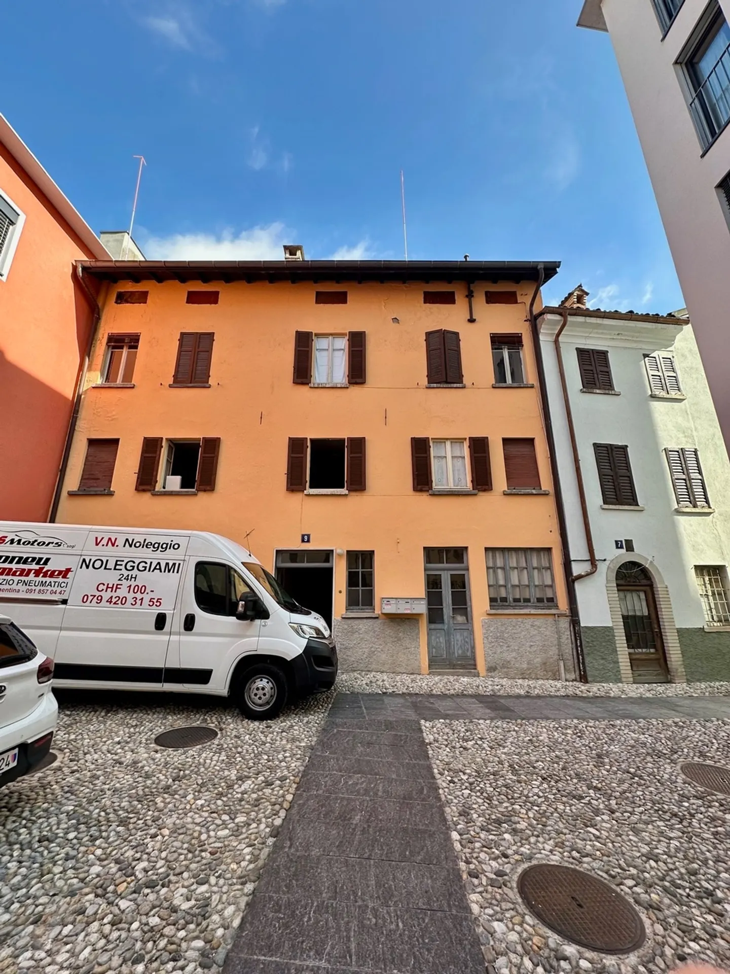 Gemischt genutztes Gebäude mit Innenhof - Foto 1 von 29