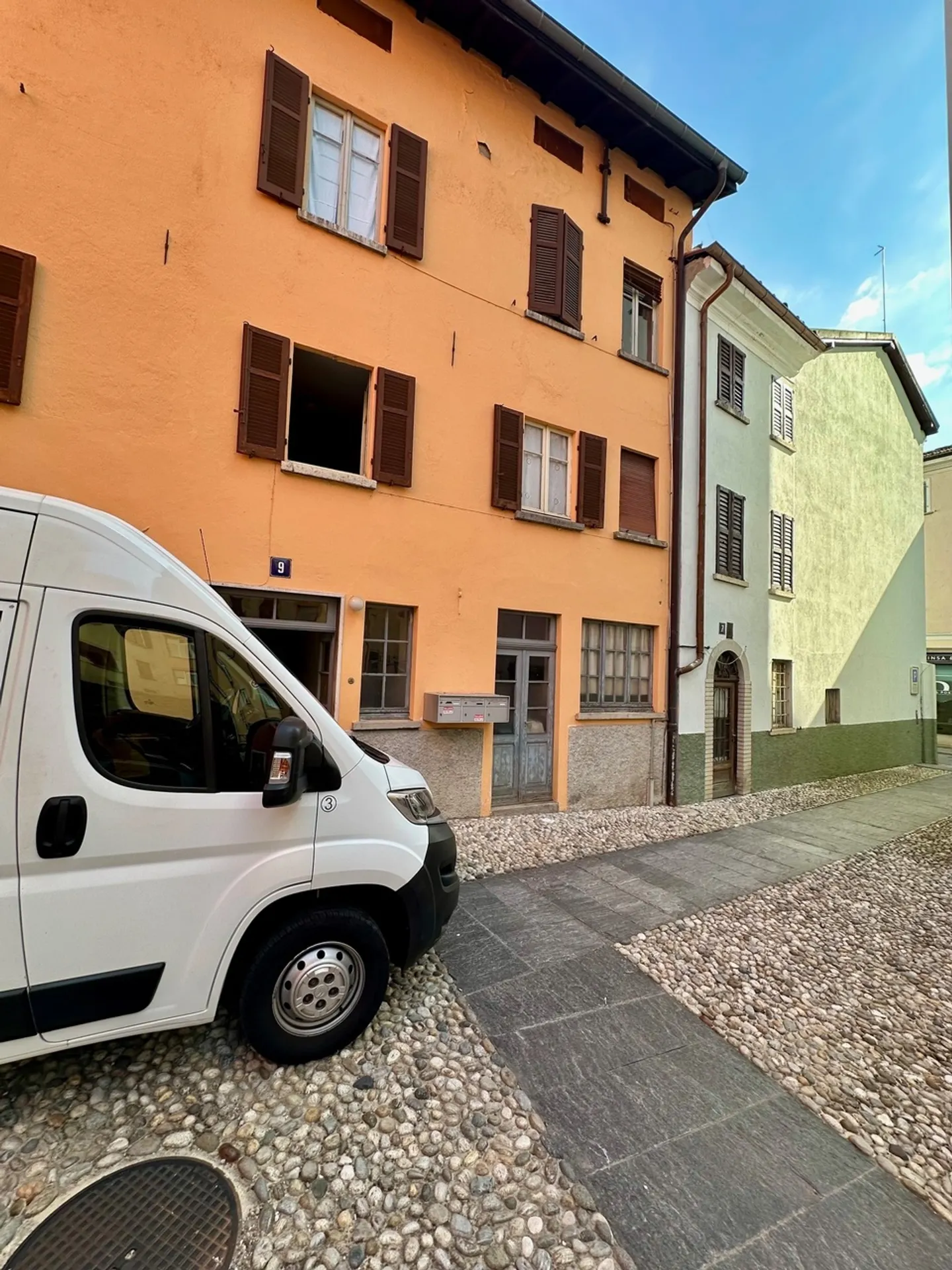 Gemischt genutztes Gebäude mit Innenhof - Foto 2 von 29