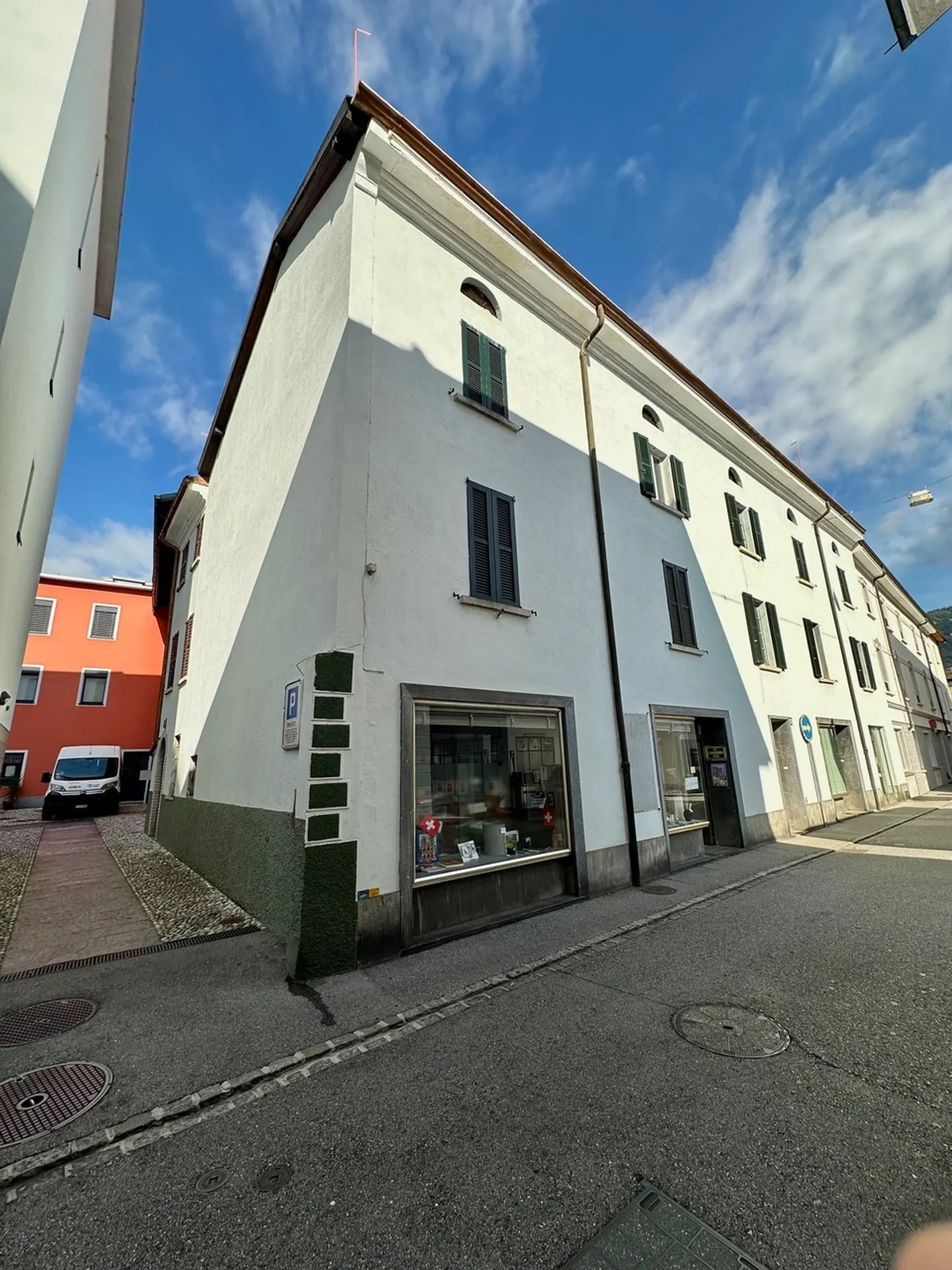 Gemischt genutztes Gebäude mit Innenhof - Foto 3 von 29