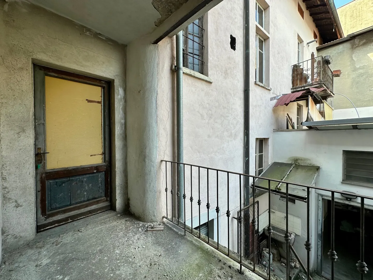 Gemischt genutztes Gebäude mit Innenhof - Foto 12 von 29