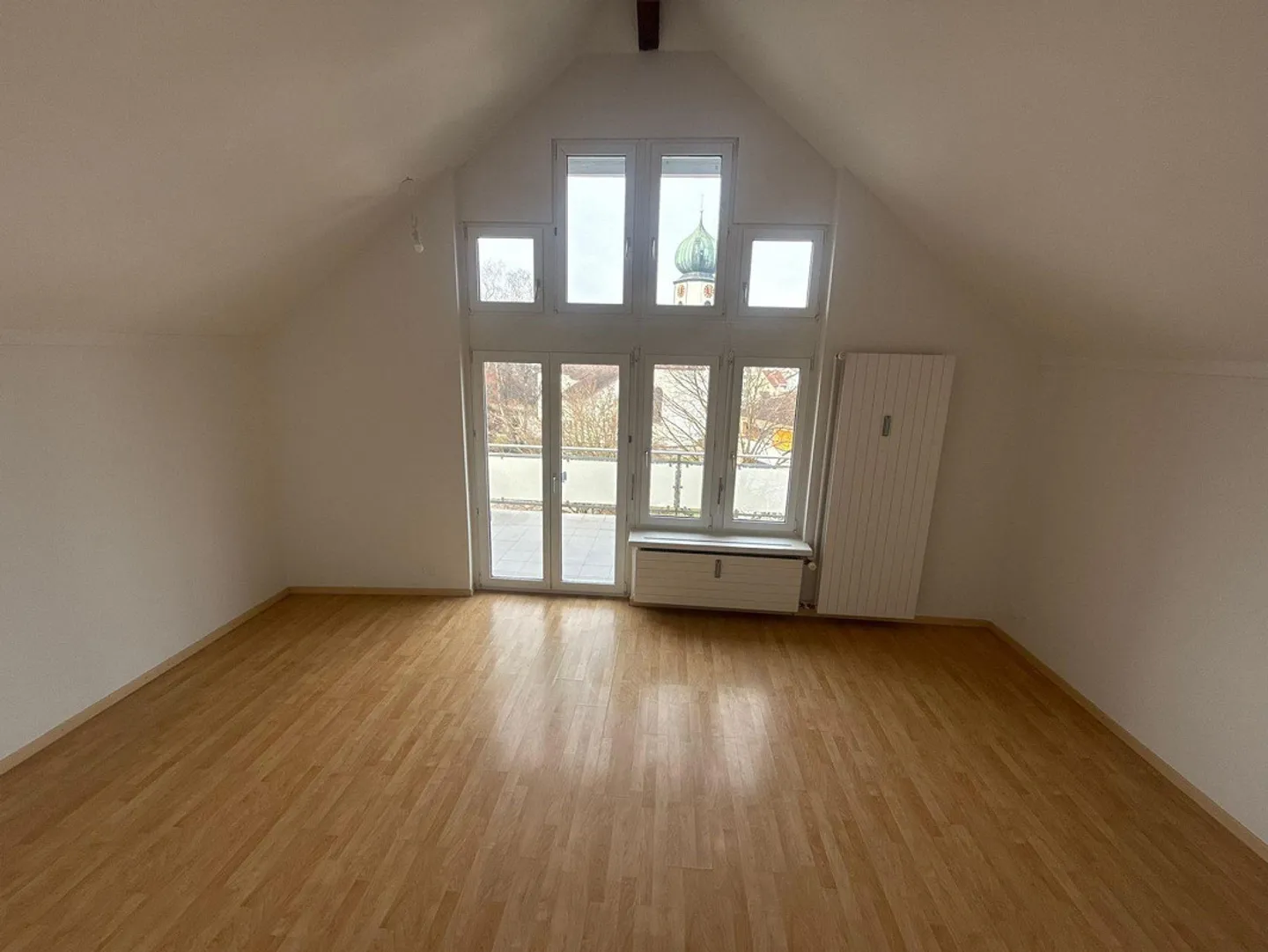 Attraktive 4.5 Zimmer Dachgeschosswohnung - Foto 2 von 9