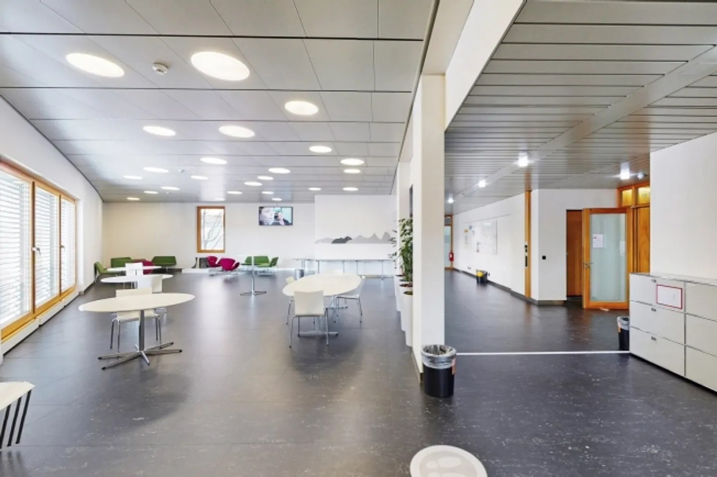 VIA Basilea - direttamente alla stazione ferroviaria di Basilea SBB - Foto 12 di 13