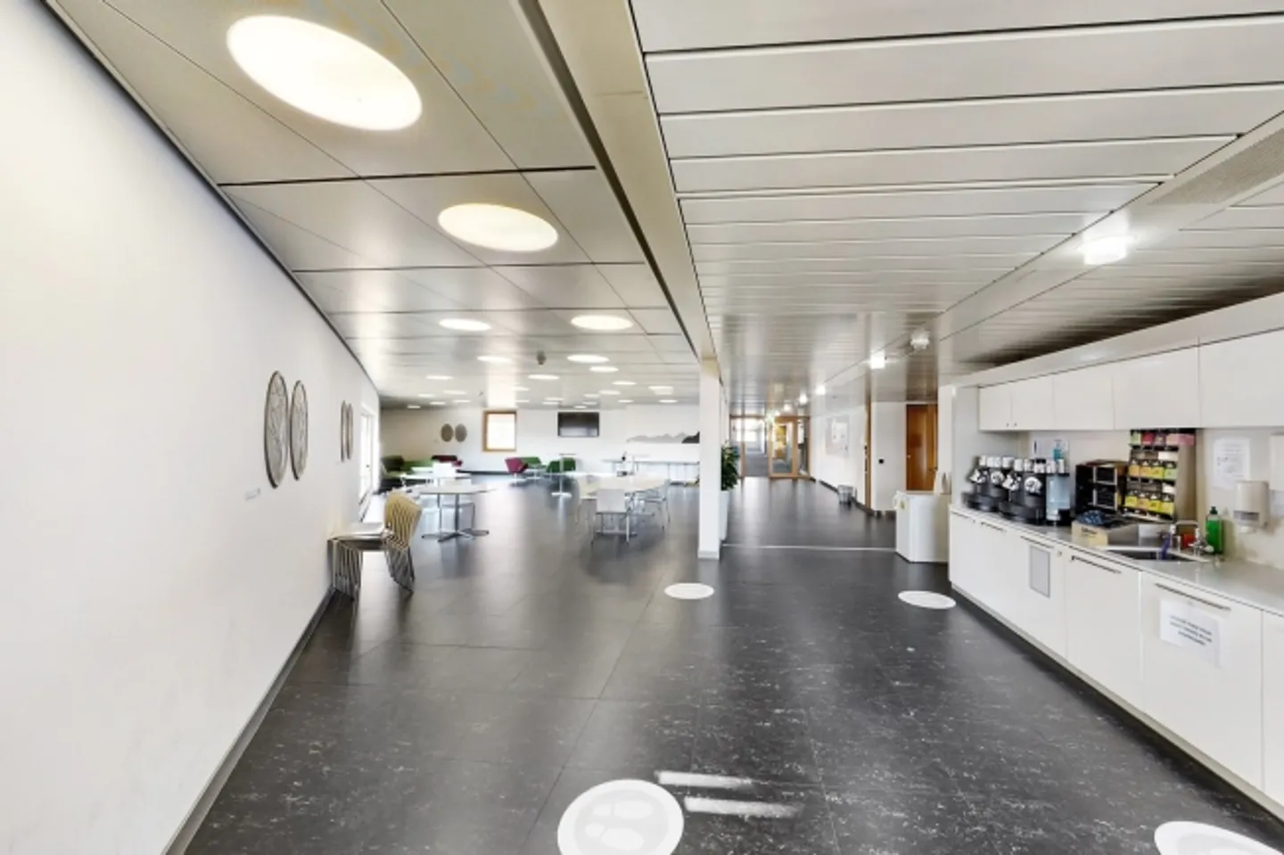 VIA Basilea - direttamente alla stazione ferroviaria di Basilea SBB - Foto 9 di 13