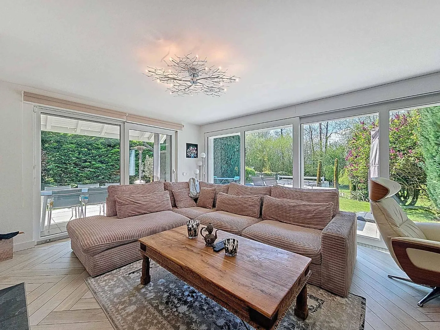 Stunning Villa with Pool - Photo 3 of 13