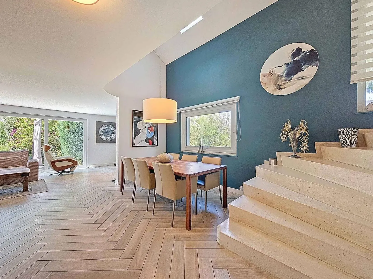 Stunning Villa with Pool - Photo 4 of 13