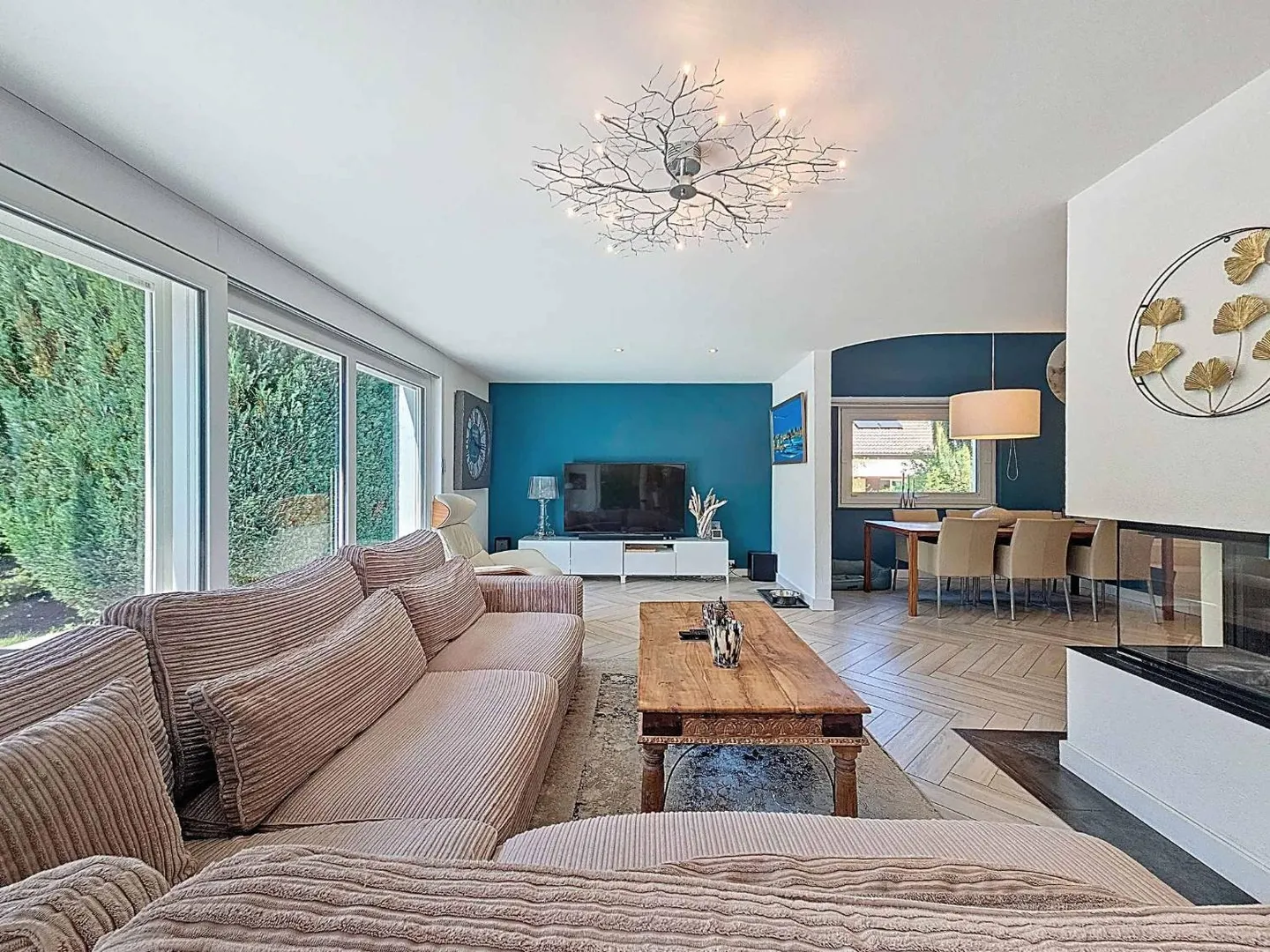 Stunning Villa with Pool - Photo 5 of 13