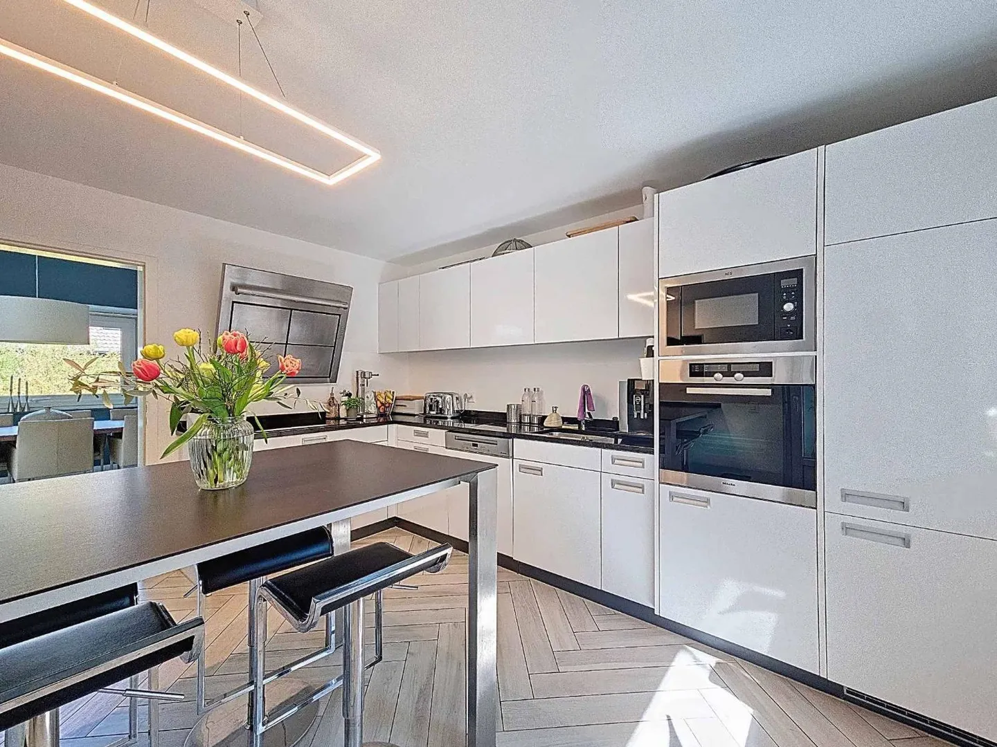 Stunning Villa with Pool - Photo 6 of 13