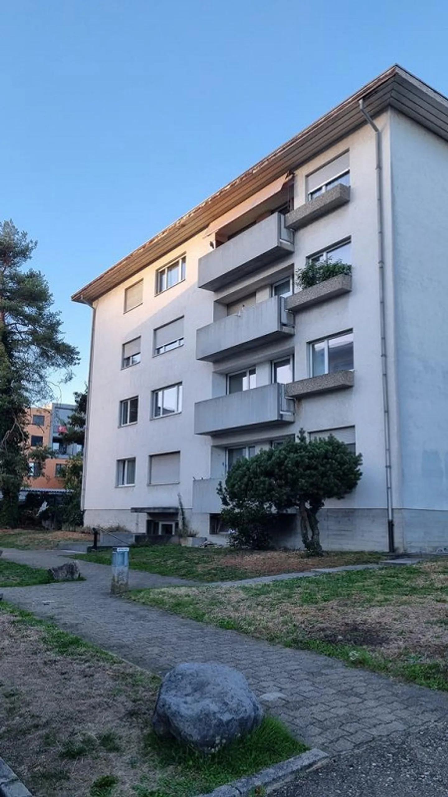 Appartement lumineux de 3.0 pièces avec balcon dans un emplacement central - Photo 1 sur 10