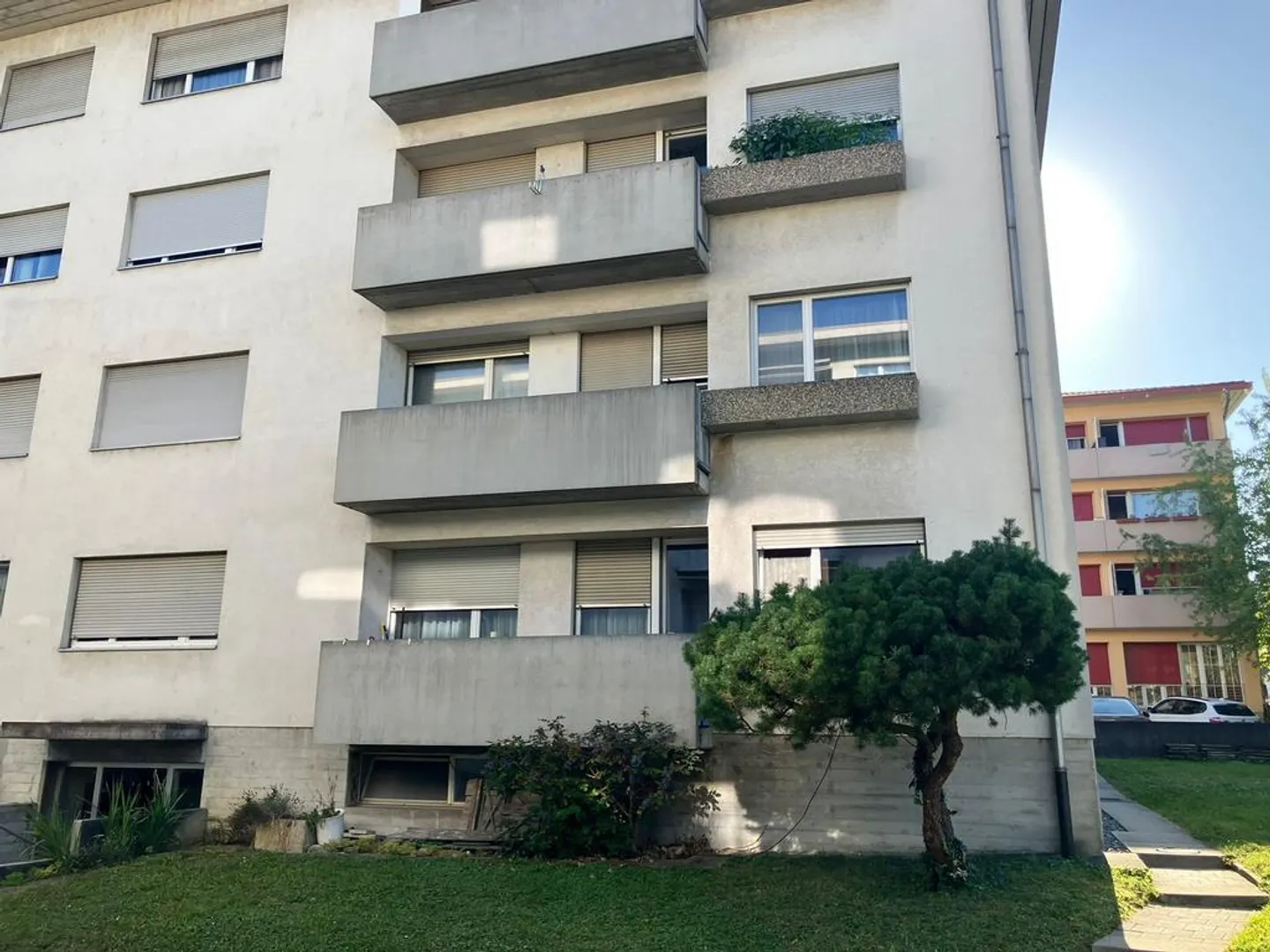 Appartement lumineux de 3.0 pièces avec balcon dans un emplacement central - Photo 2 sur 10