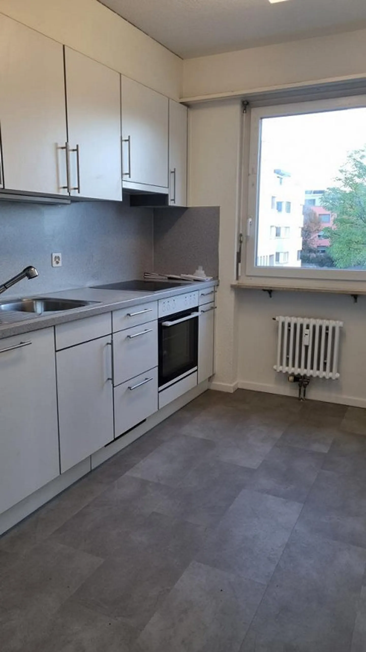 Appartement lumineux de 3.0 pièces avec balcon dans un emplacement central - Photo 3 sur 10
