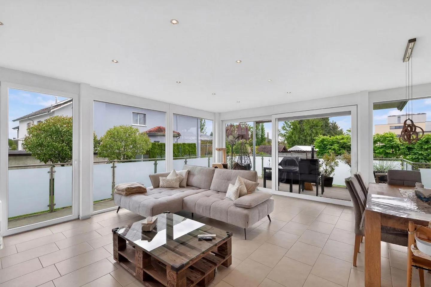 Like-new apartment with open living concept, sunny terrace, and direct garden access in a quiet location - Photo 2 of 13