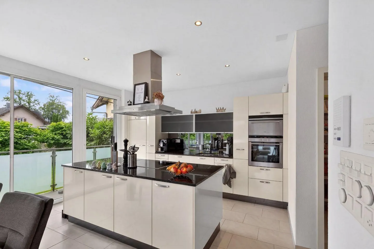 Like-new apartment with open living concept, sunny terrace, and direct garden access in a quiet location - Photo 3 of 13