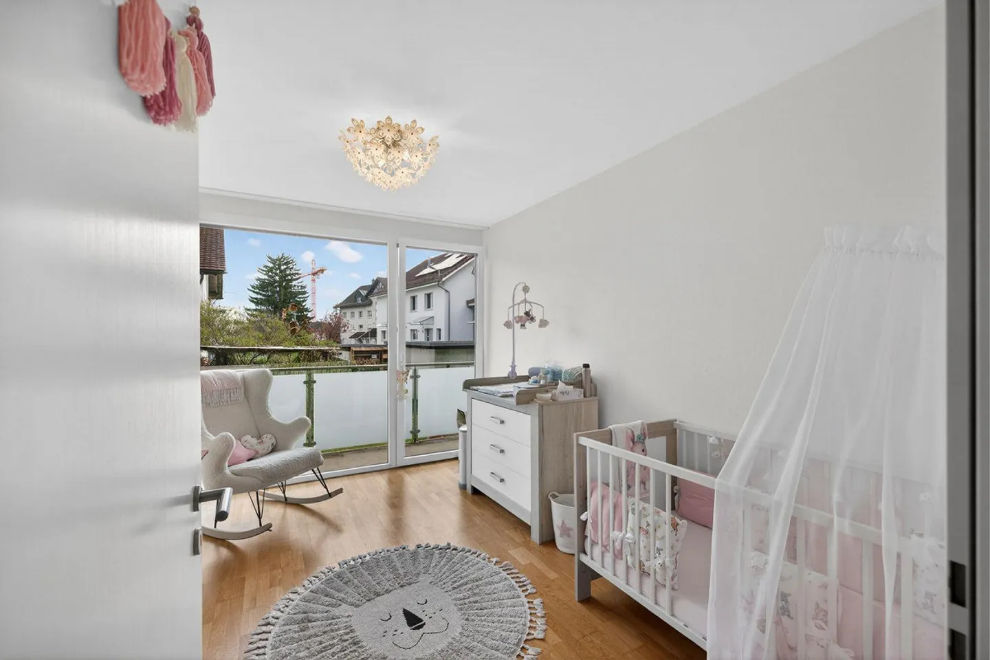 Like-new apartment with open living concept, sunny terrace, and direct garden access in a quiet location - Photo 5 of 13