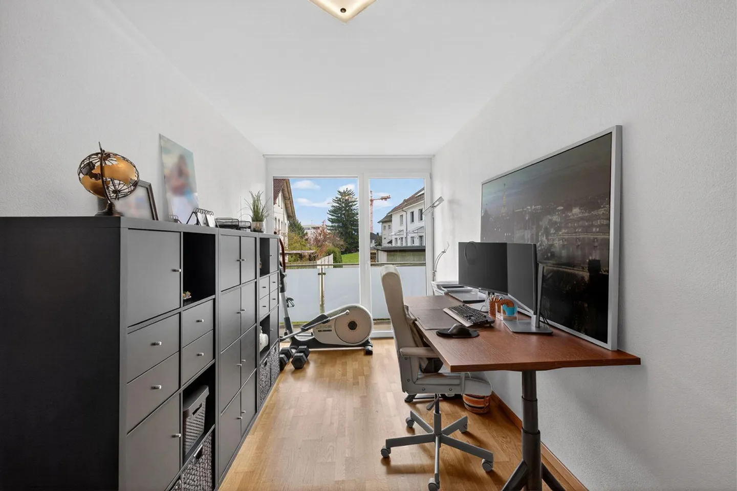 Like-new apartment with open living concept, sunny terrace, and direct garden access in a quiet location - Photo 6 of 13