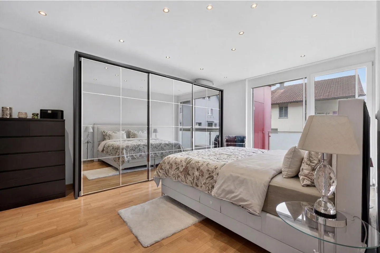 Like-new apartment with open living concept, sunny terrace, and direct garden access in a quiet location - Photo 4 of 13