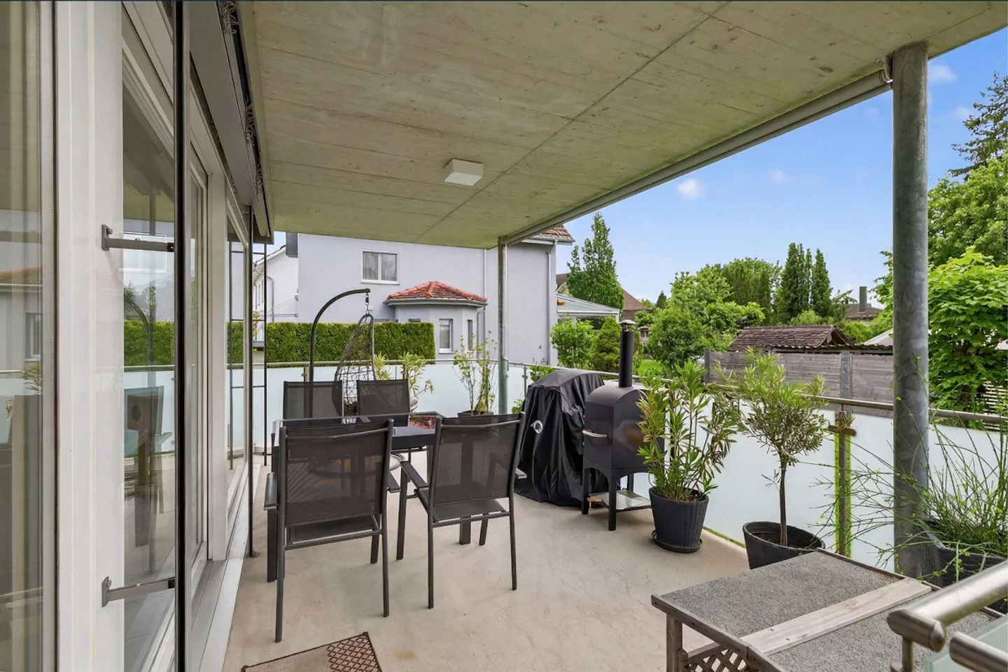 Like-new apartment with open living concept, sunny terrace, and direct garden access in a quiet location - Photo 8 of 13