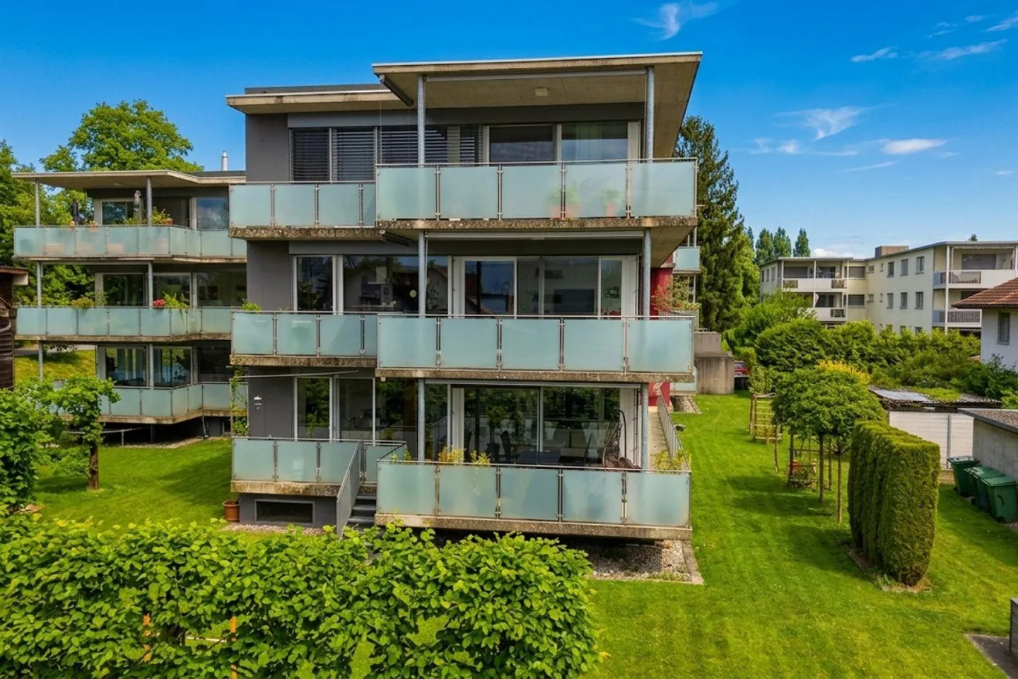 Like-new apartment with open living concept, sunny terrace, and direct garden access in a quiet location - Photo 9 of 13