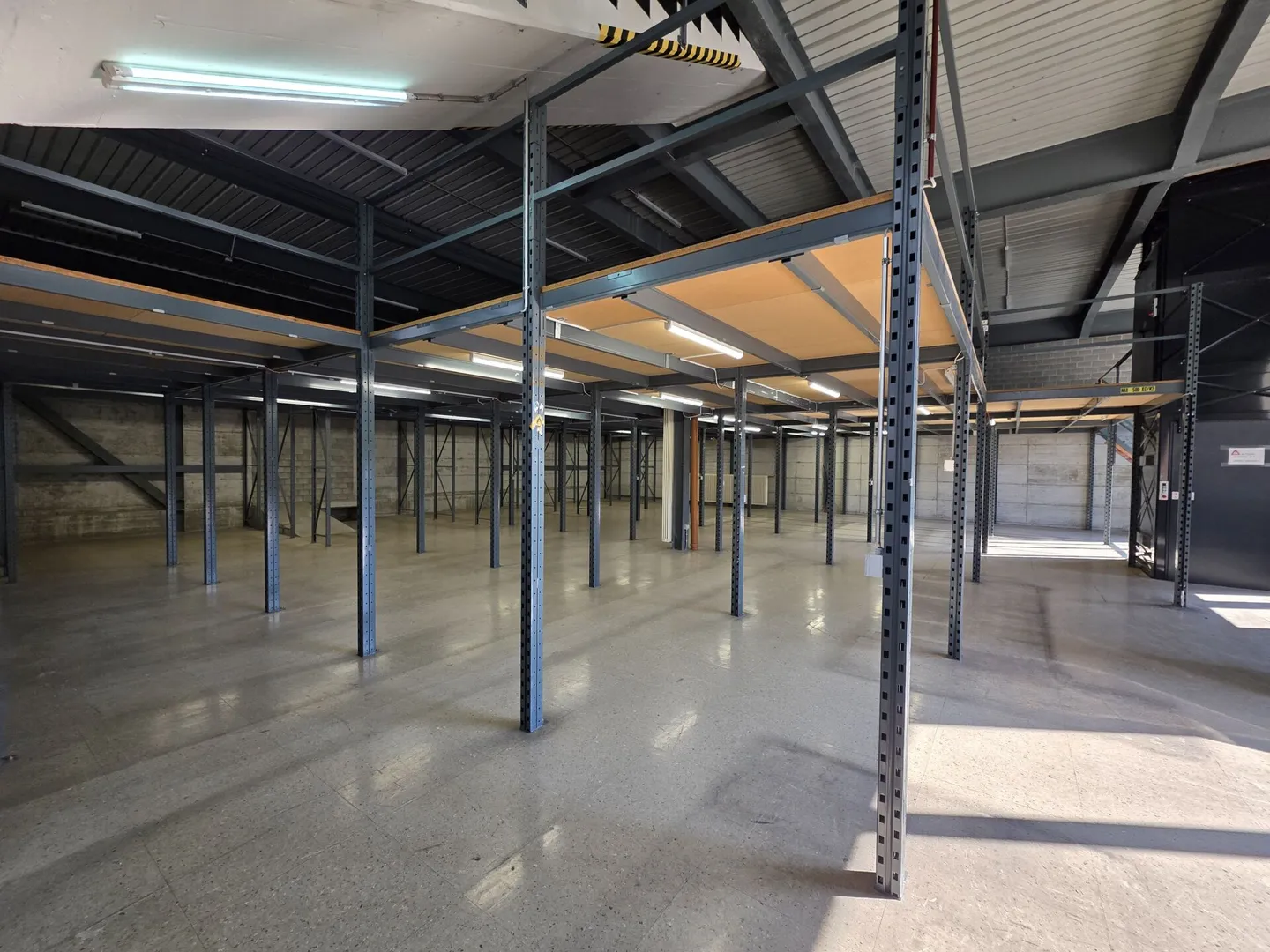 Bâtiment commercial dans une zone d'activités de production et de services - Photo 9 sur 18