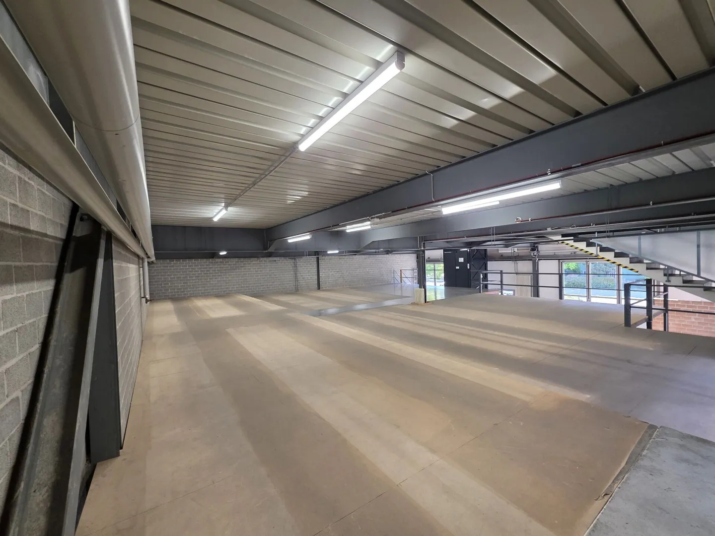 Bâtiment commercial dans une zone d'activités de production et de services - Photo 11 sur 18